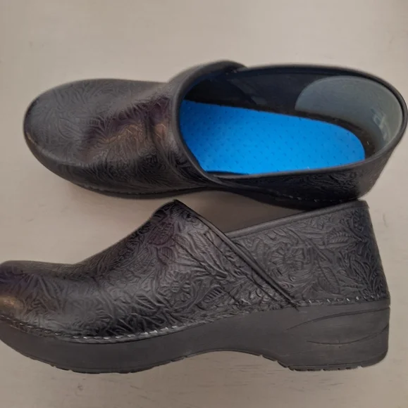 Womems Black Embossed Dansko Clogs, Size 42 - Picture 3 of 6